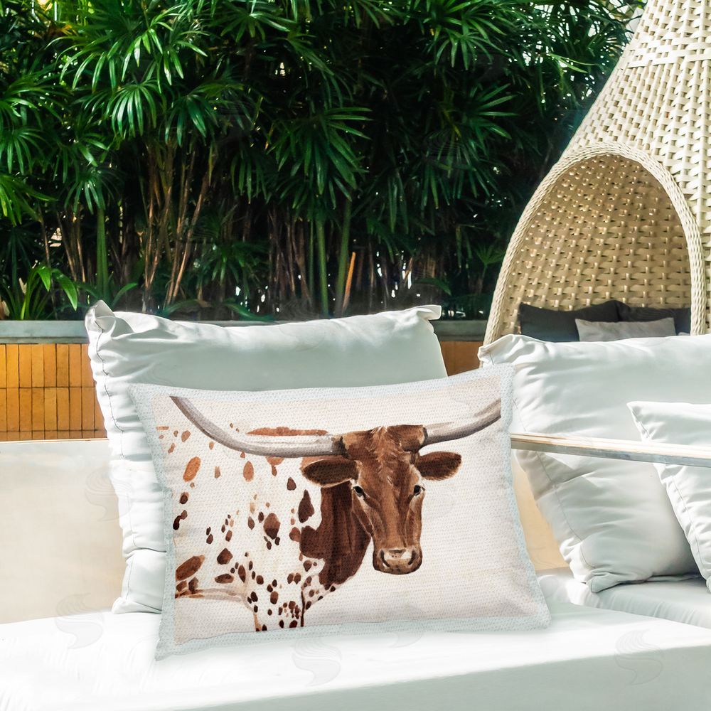 Annie Warren Rustic Longhorn Cow Outdoor Quick-Dry Polyester Printed Throw Pillow in Back Yard